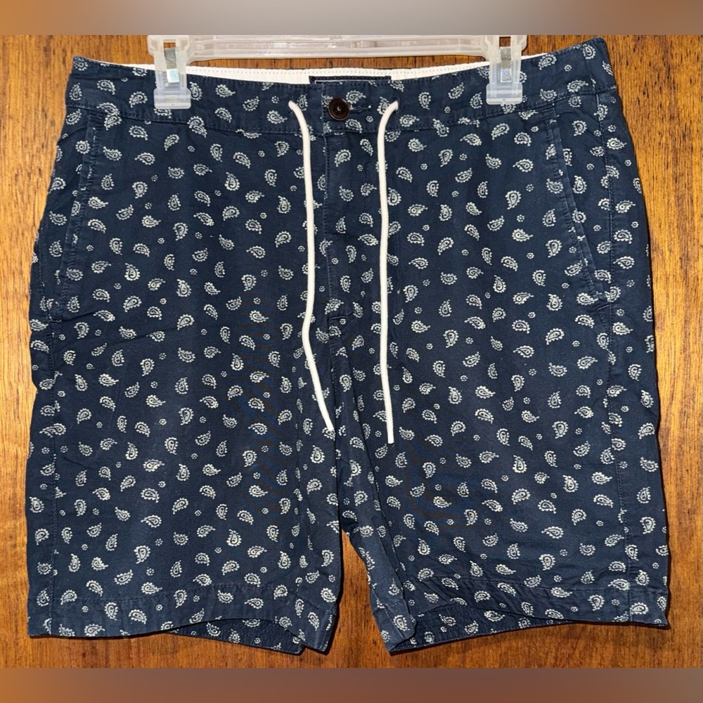 Abercrombie & Fitch Navy Blue and Paisley Shorts Size Medium Resort Chino